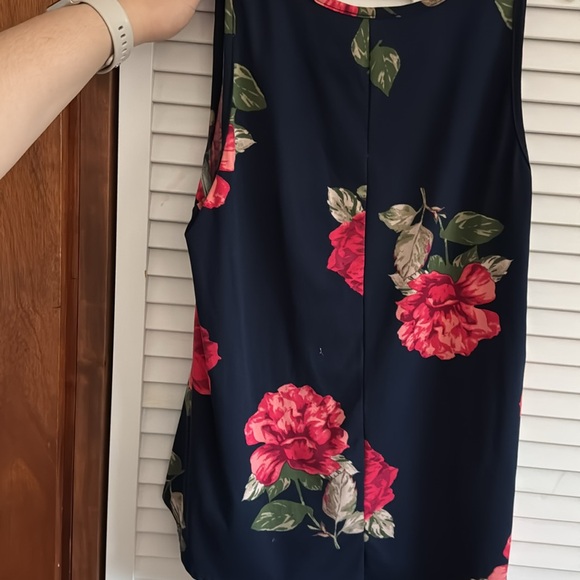 Front tie knot tank top - Picture 2 of 5